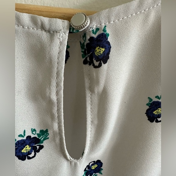 Banana Republic scalloped detail blouse - Picture 3 of 6